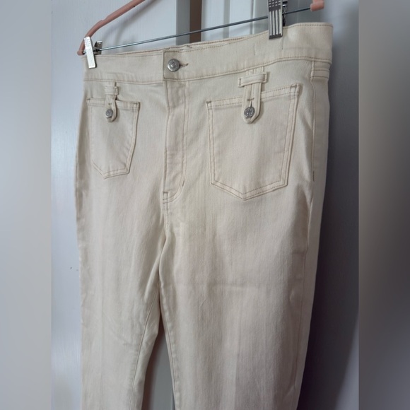 VERONICA BEARD Beverly Patch-Pocket Skinny Flare Jeans in Ecru - Picture 6 of 10